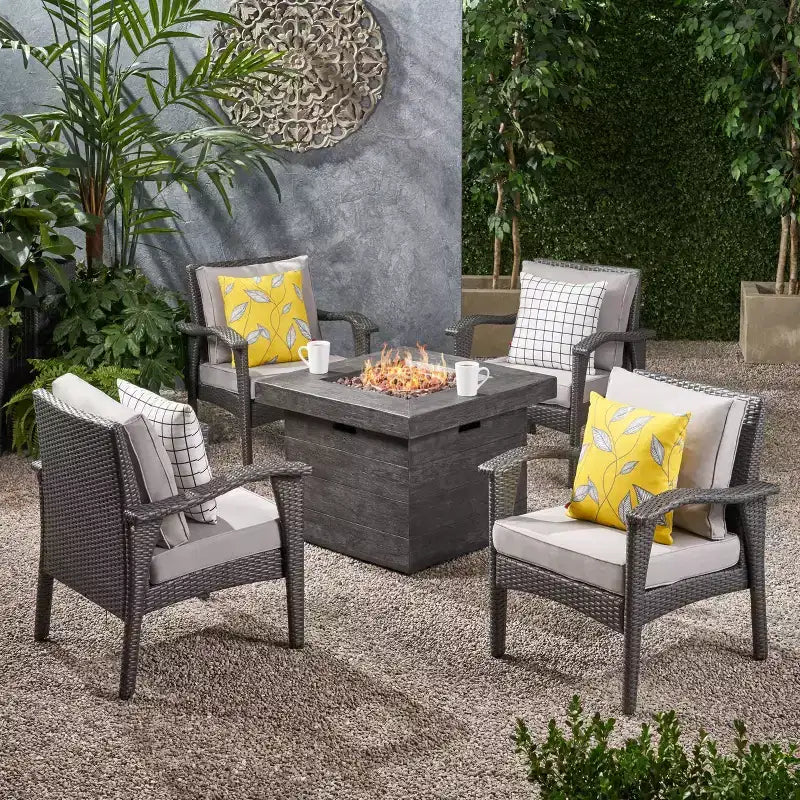 Keana – Ensemble de conversation 5 pièces avec fauteuil club en similicuir tressé et brasero – Gris/Gris clair – Christopher Knight Home