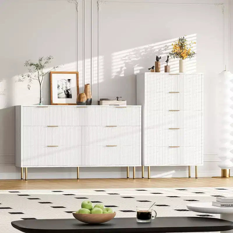 Commode 5 tiroirs, commode haute et moderne avec panneaux cannelés et larges poignées dorées, organisateur de rangement pour chambre, salon, entrée
