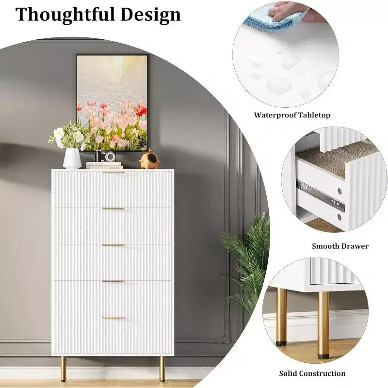 Commode 5 tiroirs, commode haute et moderne avec panneaux cannelés et larges poignées dorées, organisateur de rangement pour chambre, salon, entrée