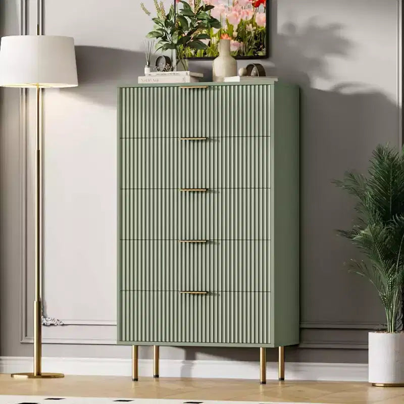 Commode 5 tiroirs, commode haute et moderne avec panneaux cannelés et larges poignées dorées, organisateur de rangement pour chambre, salon, entrée