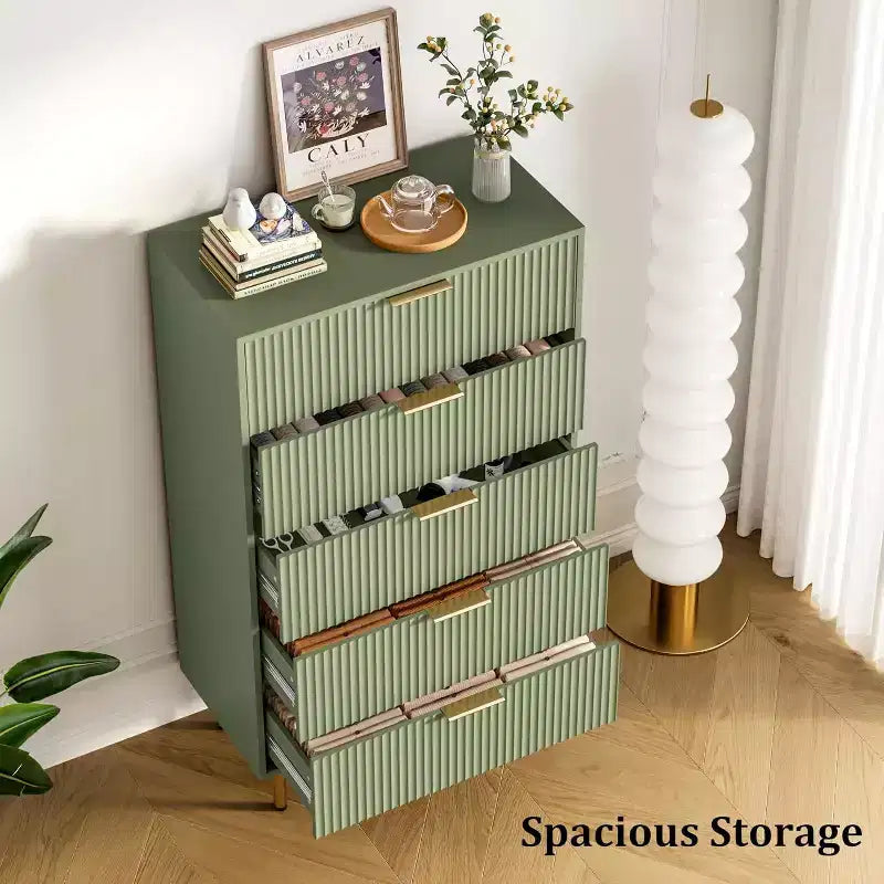 Commode 5 tiroirs, commode haute et moderne avec panneaux cannelés et larges poignées dorées, organisateur de rangement pour chambre, salon, entrée