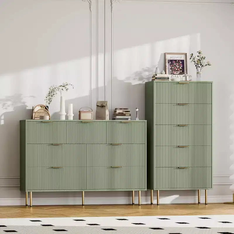 Commode 5 tiroirs, commode haute et moderne avec panneaux cannelés et larges poignées dorées, organisateur de rangement pour chambre, salon, entrée