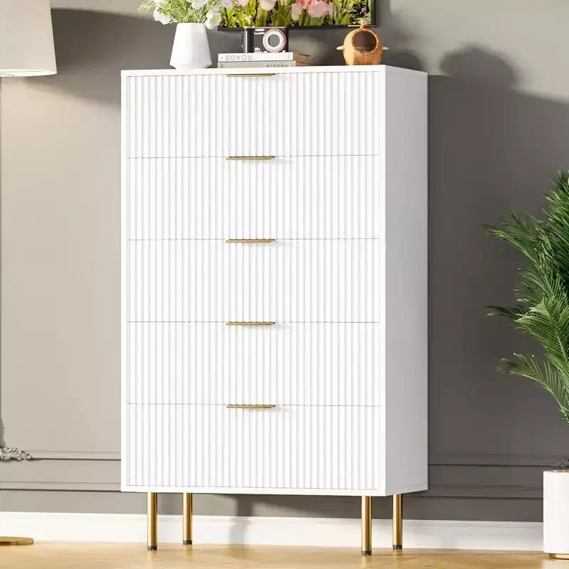 Commode 5 tiroirs, commode haute et moderne avec panneaux cannelés et larges poignées dorées, organisateur de rangement pour chambre, salon, entrée