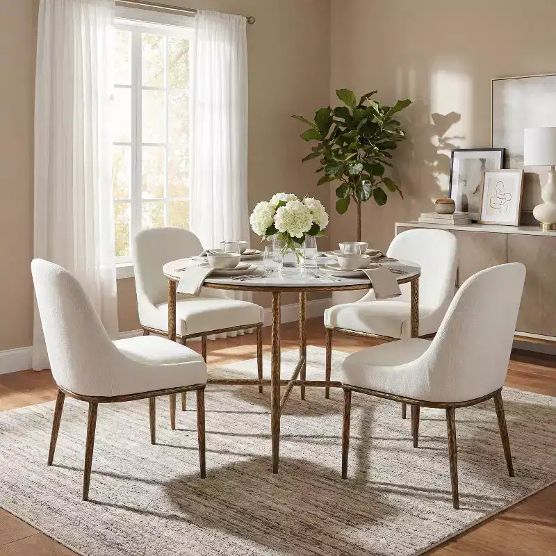 Christopher Knight Home Valeska, ensemble de 5 pièces : table à manger en pierre frittée forgée à la main, style industriel de luxe, avec chaises de salle à manger rembourrées.