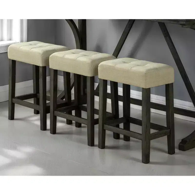 Ensemble de salle à manger GDFStudio Carter 3 pièces de hauteur comptoir en bois de style transitionnel avec table de recharge USB et tabourets rembourrés capitonnés à boutons