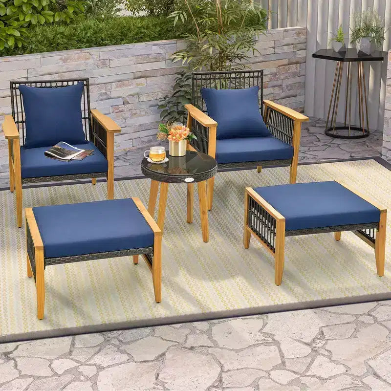 Ensemble de 5 pièces de mobilier de patio en bois d'acacia et osier tressé Costway avec table basse et 2 poufs Bleu marine/Beige